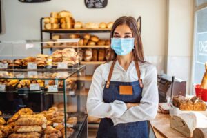 mujer en su emprendimiento de negocio de comida