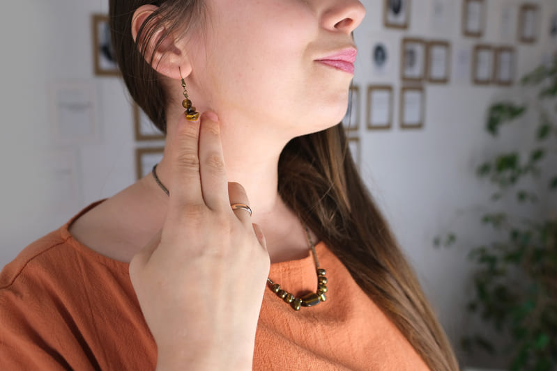 mujer con aretes