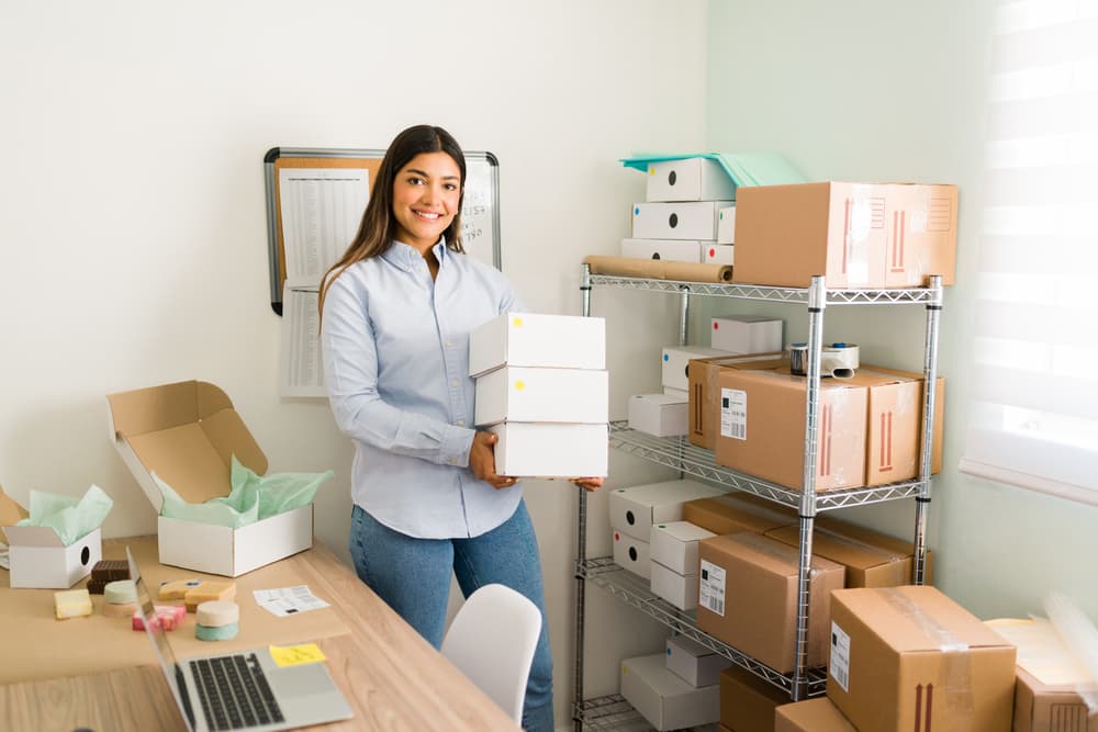 mujer emprendedora en su negocio