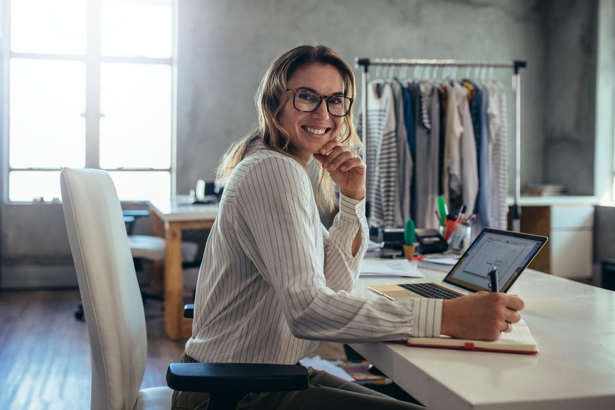 mujer emprendedora en su tienda de ropa